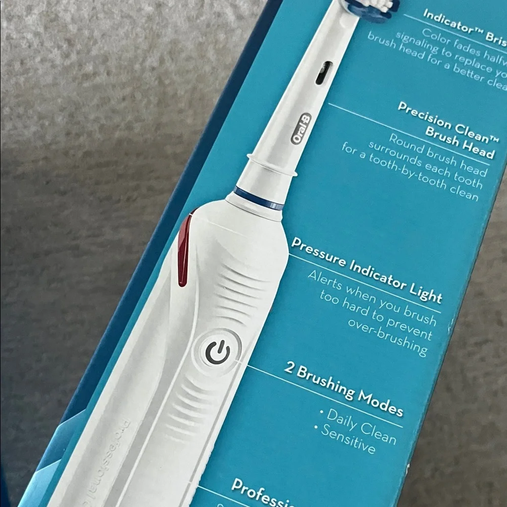 Oral-B Professional Care 2000 Electric Toothbrush Set - White
